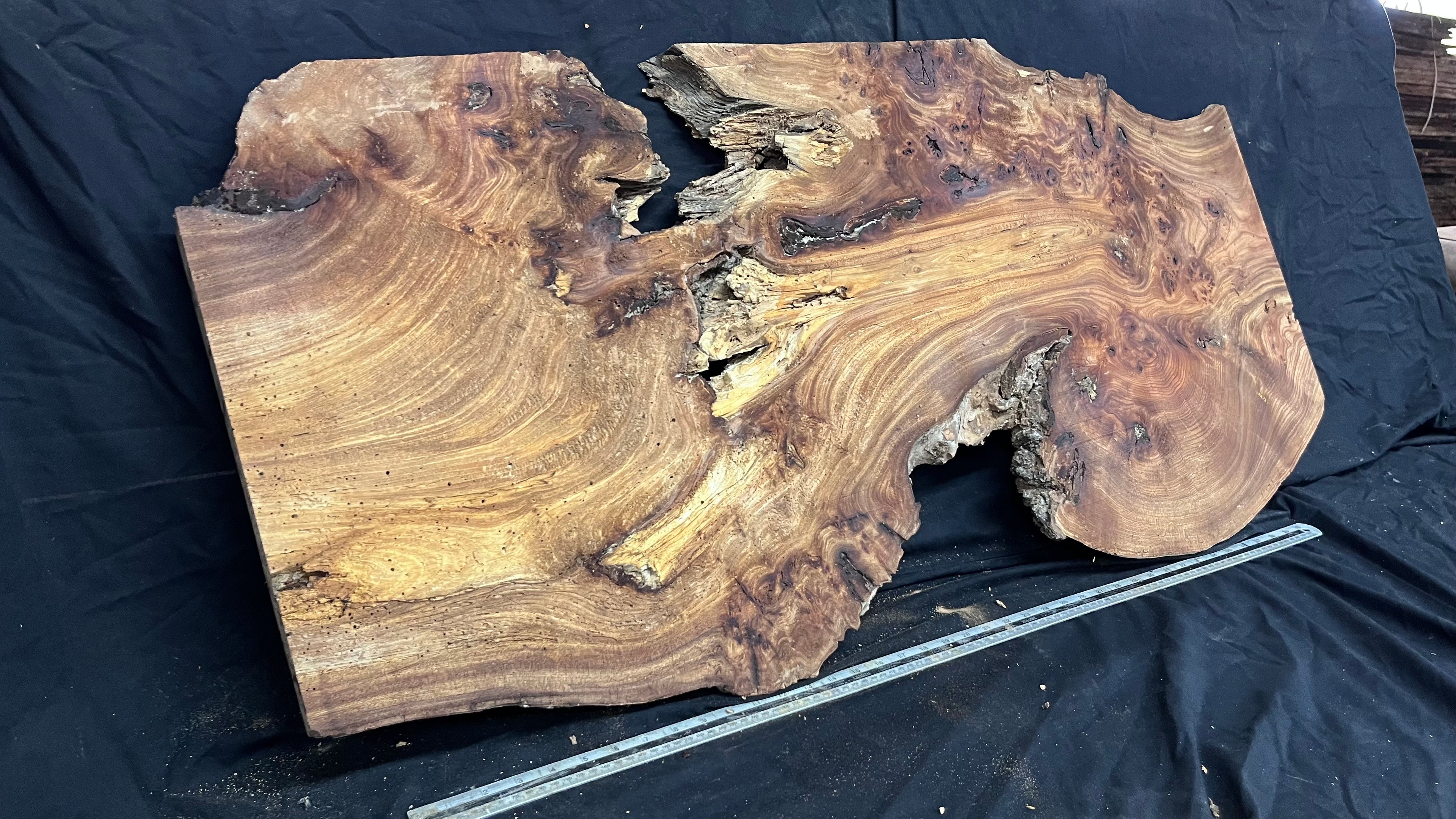 Burr elm rustic table top, 1180 L x 570 W x 35 D mm    (mt567)