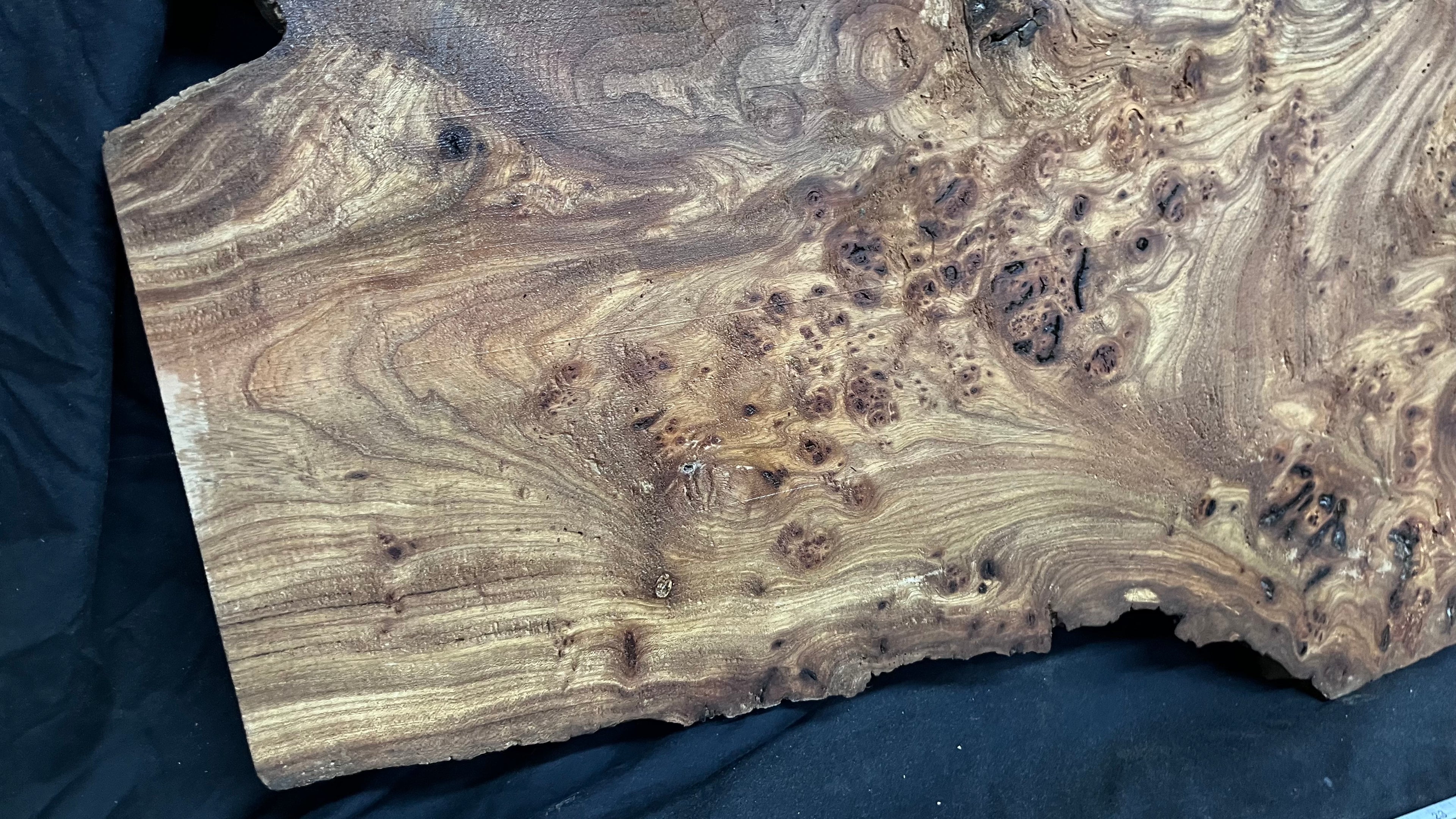 Burr elm rustic table top, 1204 L x 526 W x 41 D mm    (mt568)