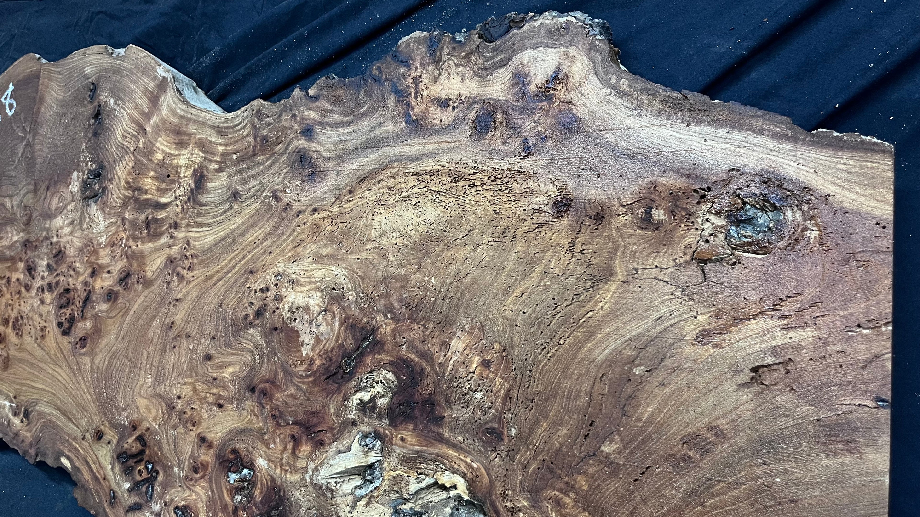 Burr elm rustic table top, 1204 L x 526 W x 41 D mm    (mt568)