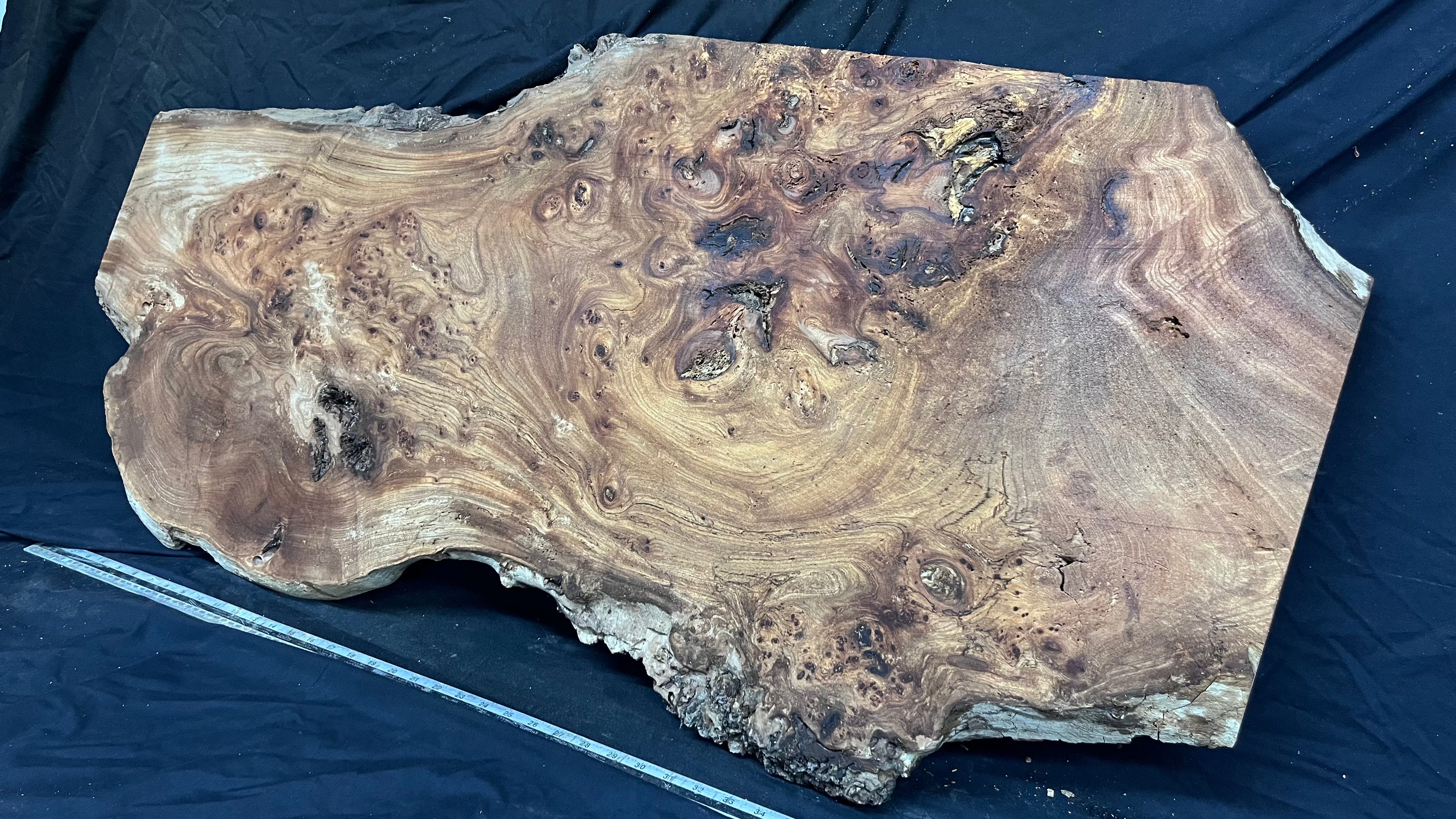 Burr elm rustic table top, 1204 L x 526 W x 41 D mm    (mt568)