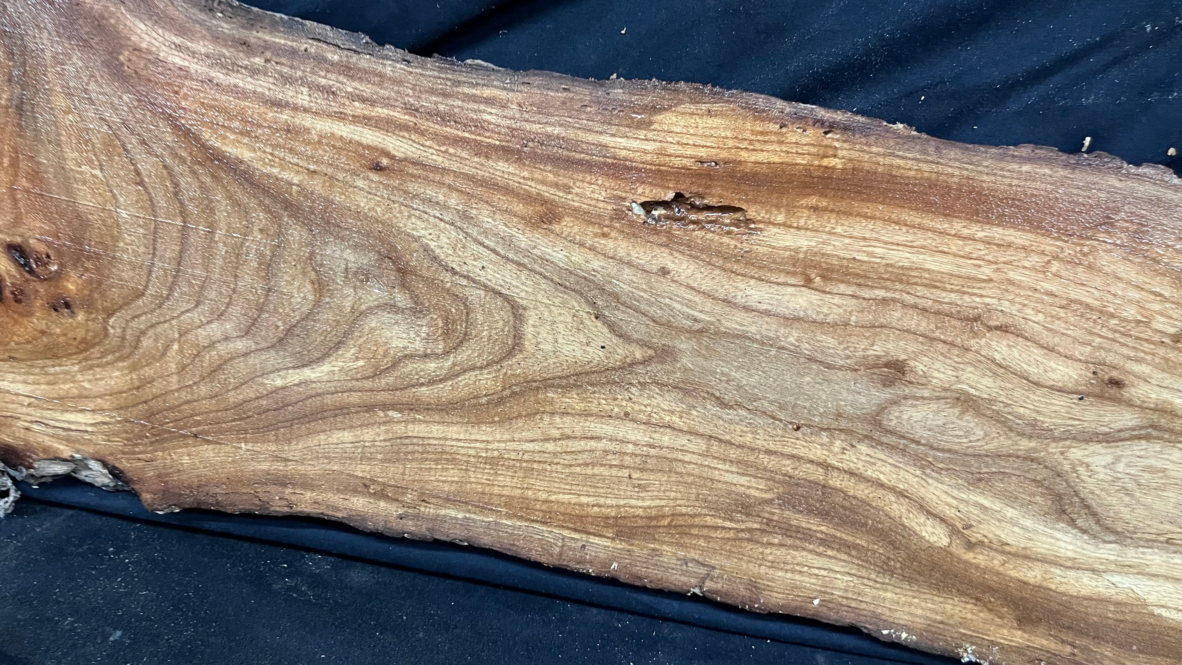 Burr elm rustic table top, 992 L x 380 W x 30 D mm    (mt570)