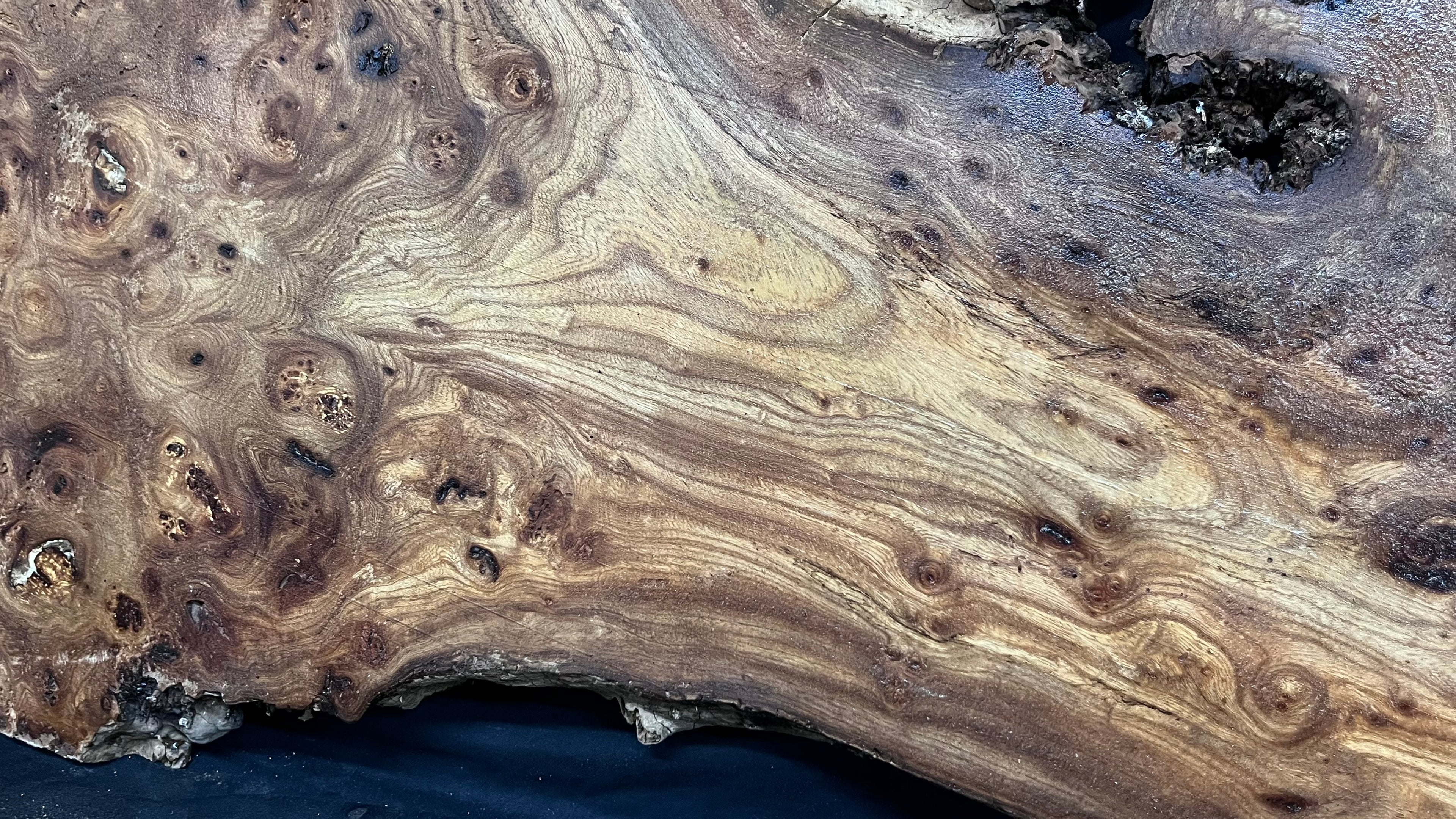 Burr elm rustic table top, 1194 L x 524 W x 30 D mm    (mt571)