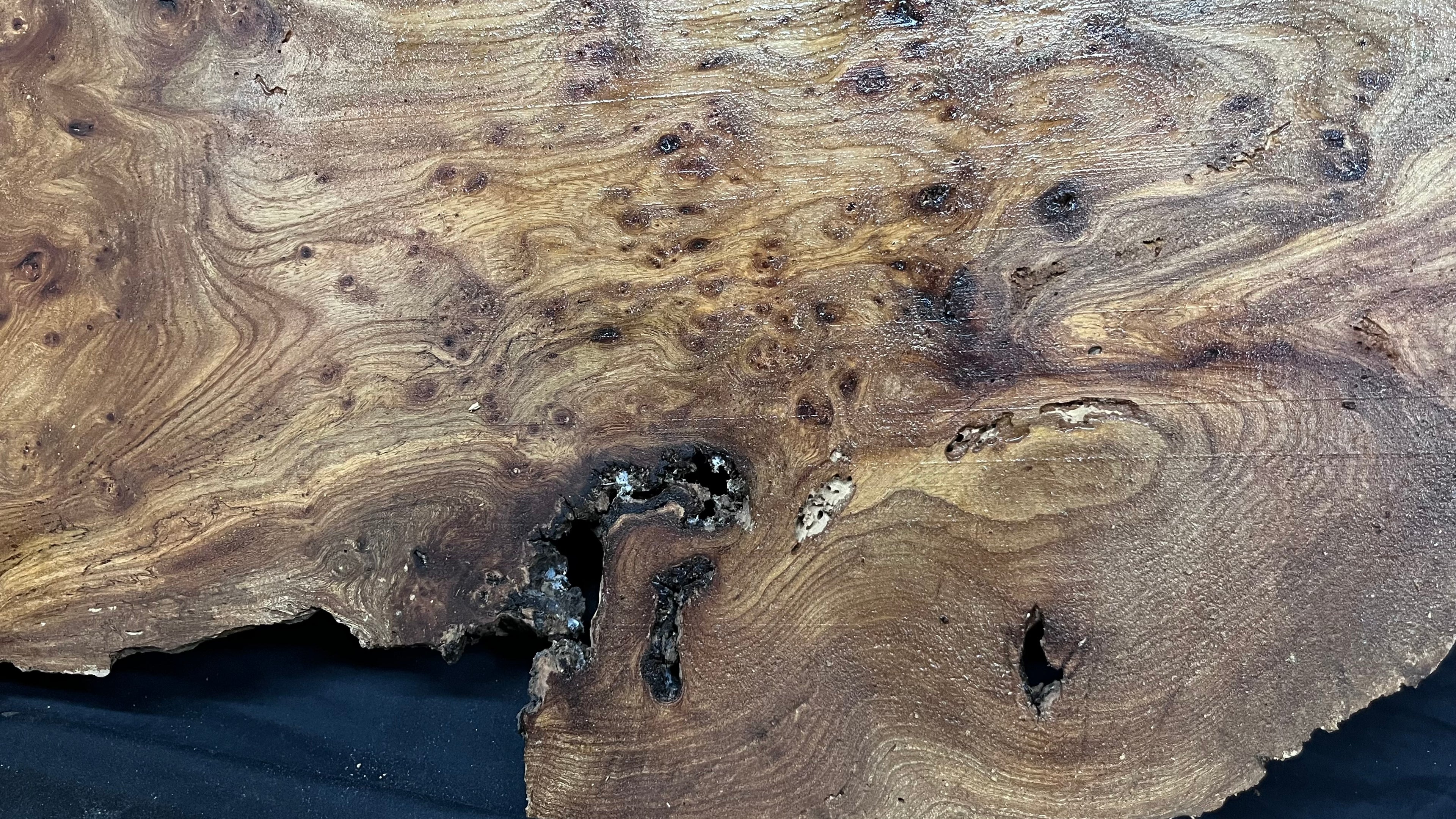 Burr elm rustic table top, 1194 L x 524 W x 30 D mm    (mt571)