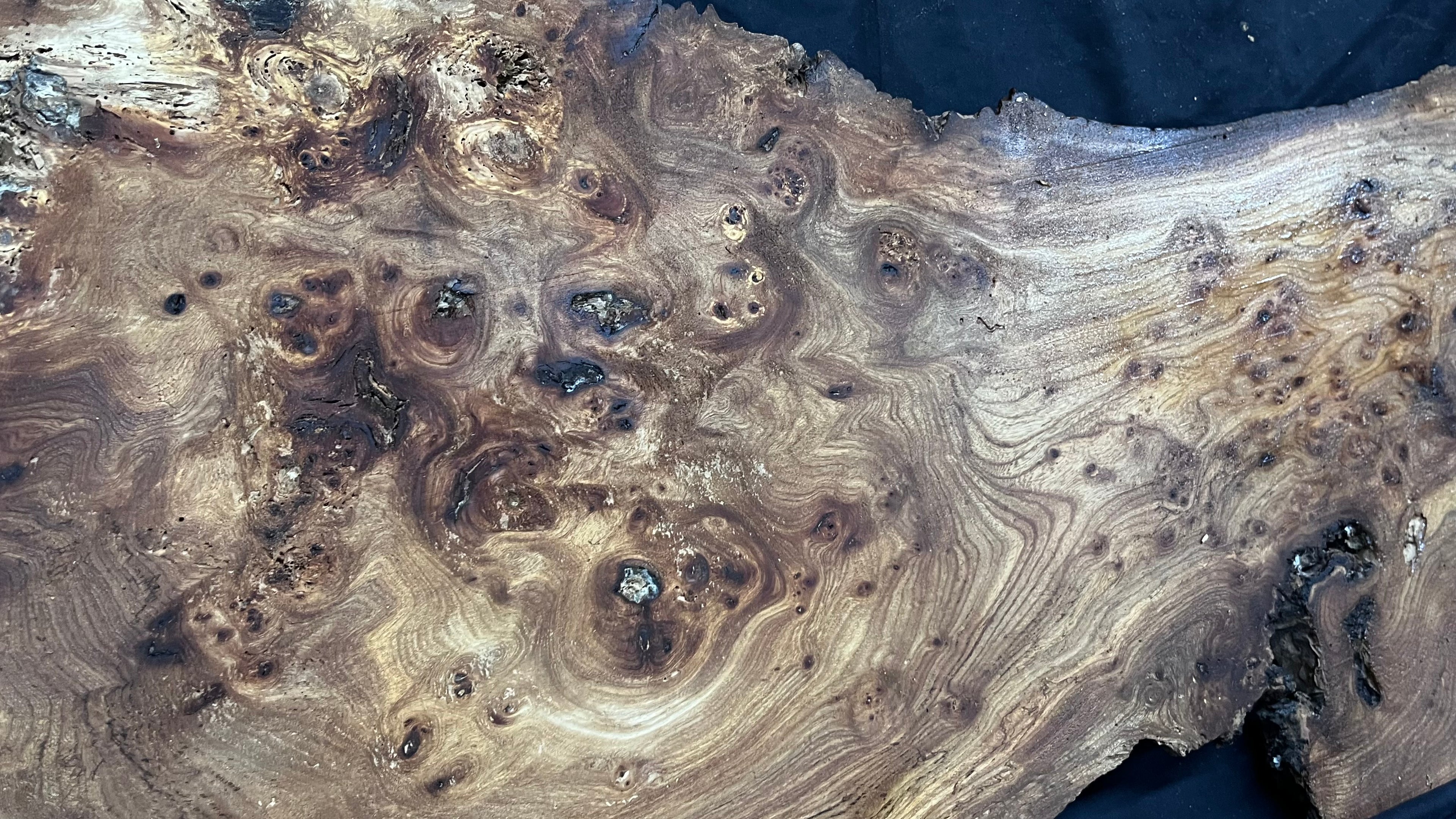 Burr elm rustic table top, 1194 L x 524 W x 30 D mm    (mt571)