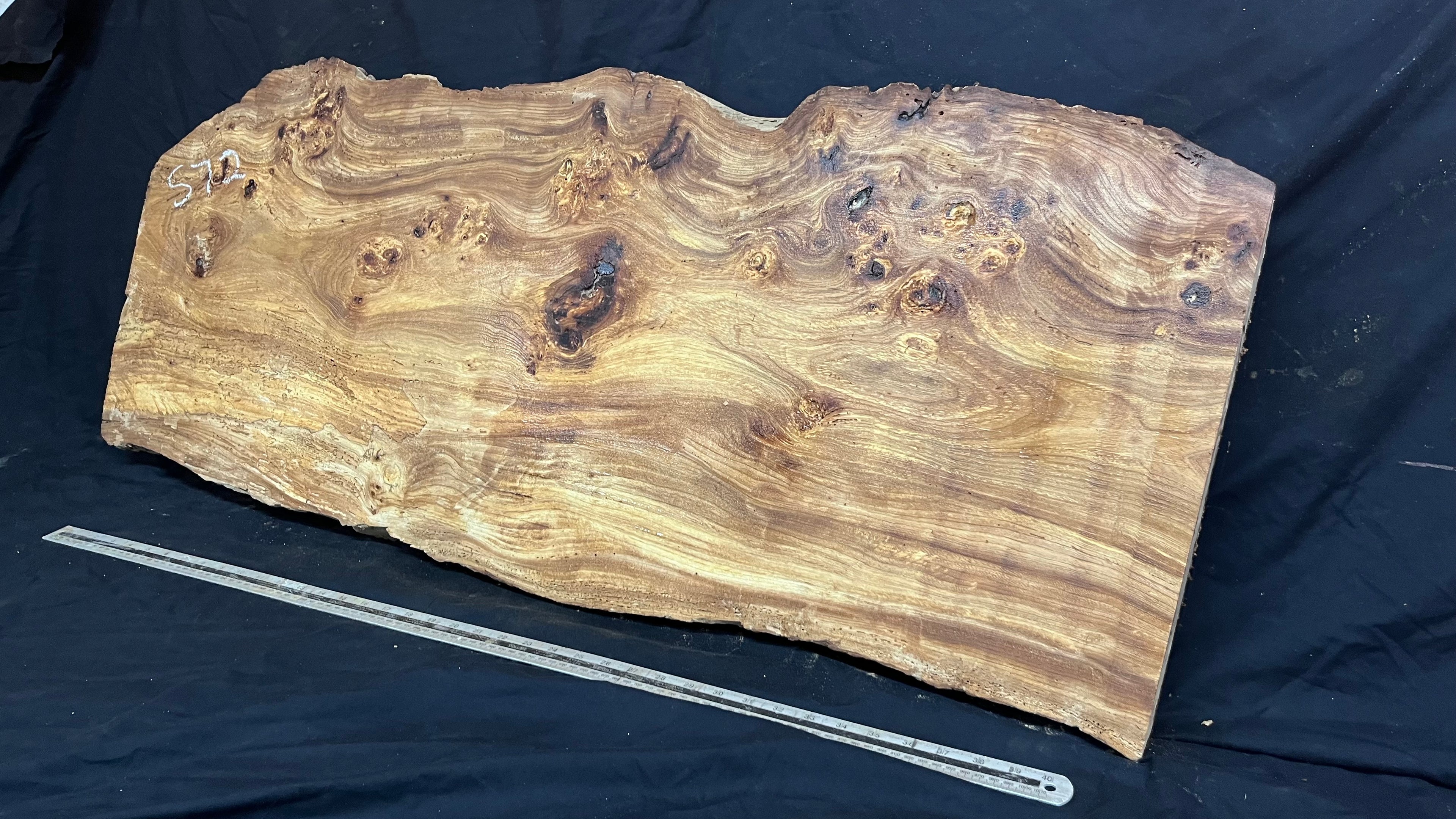 Burr elm rustic table top, 1167 L x 485 W x 45 D mm    (mt572)