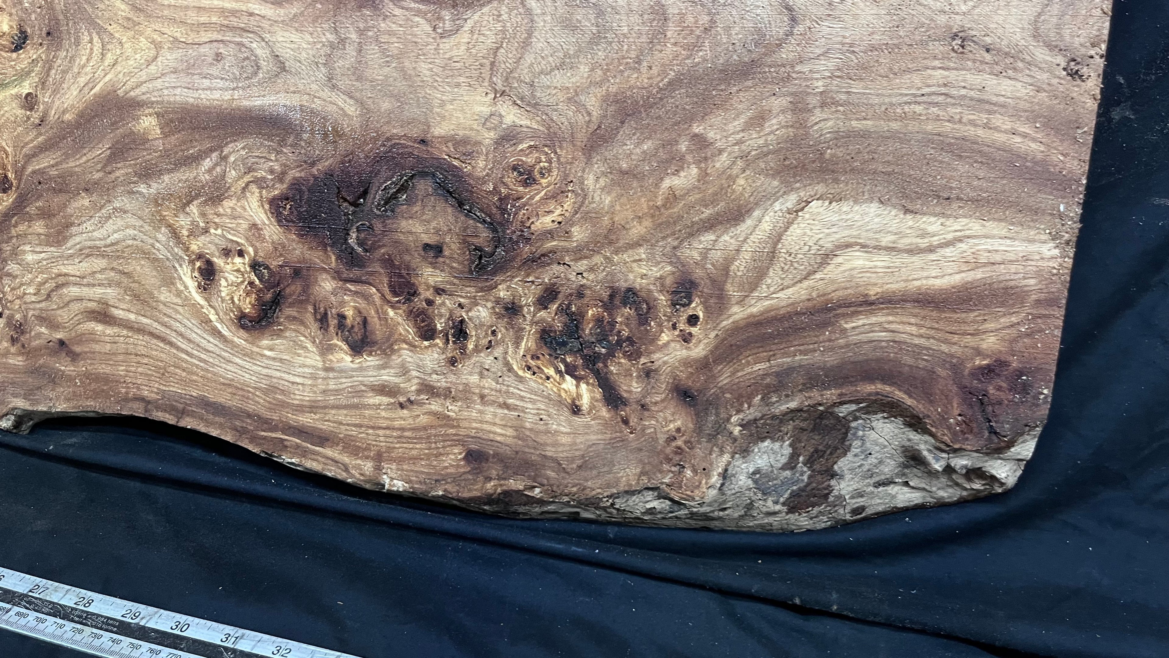 Burr elm rustic table top, 1167 L x 485 W x 45 D mm    (mt572)