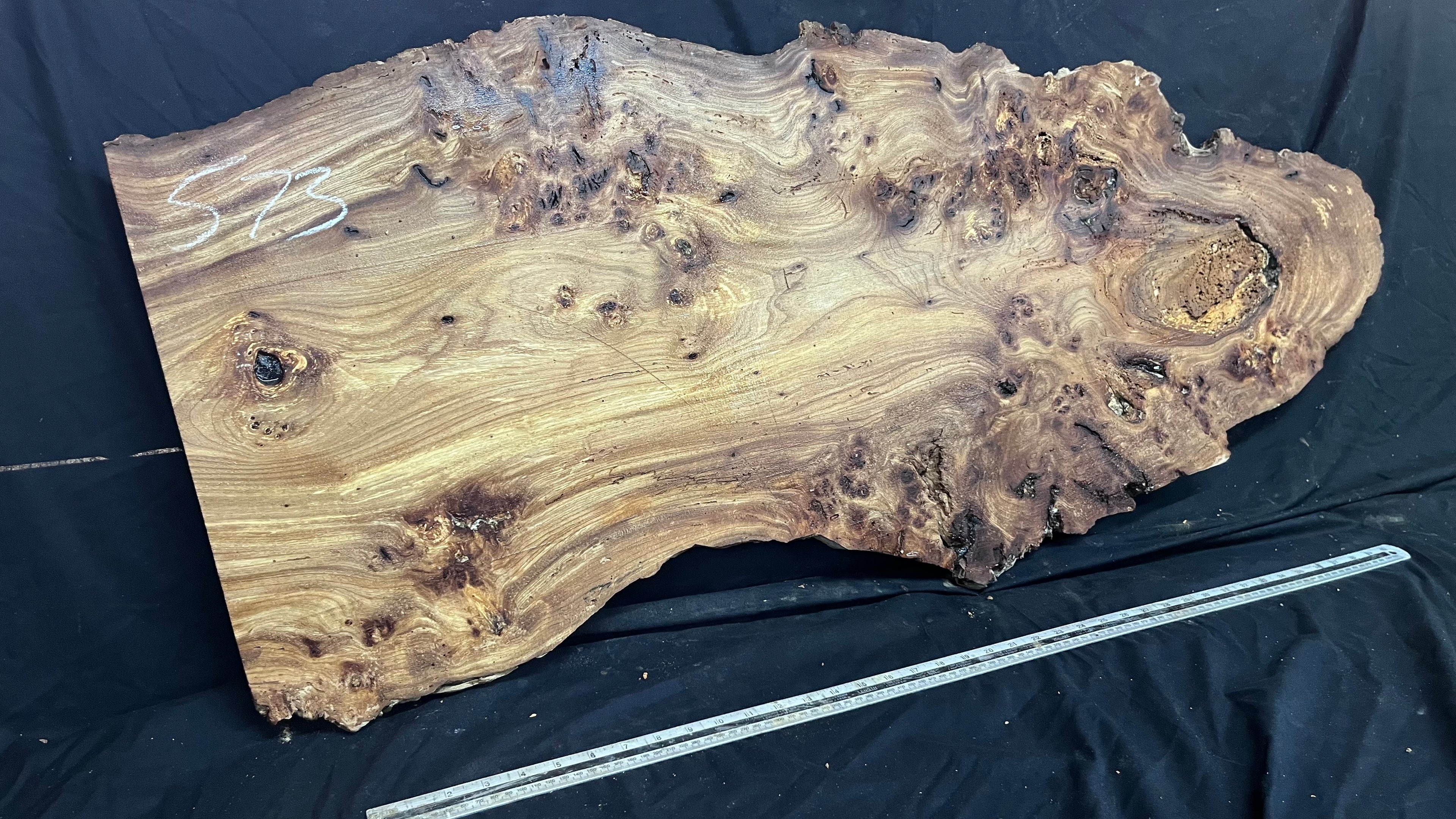 Burr elm rustic table top, 1255 L x 513 W x 45 D mm    (mt573)