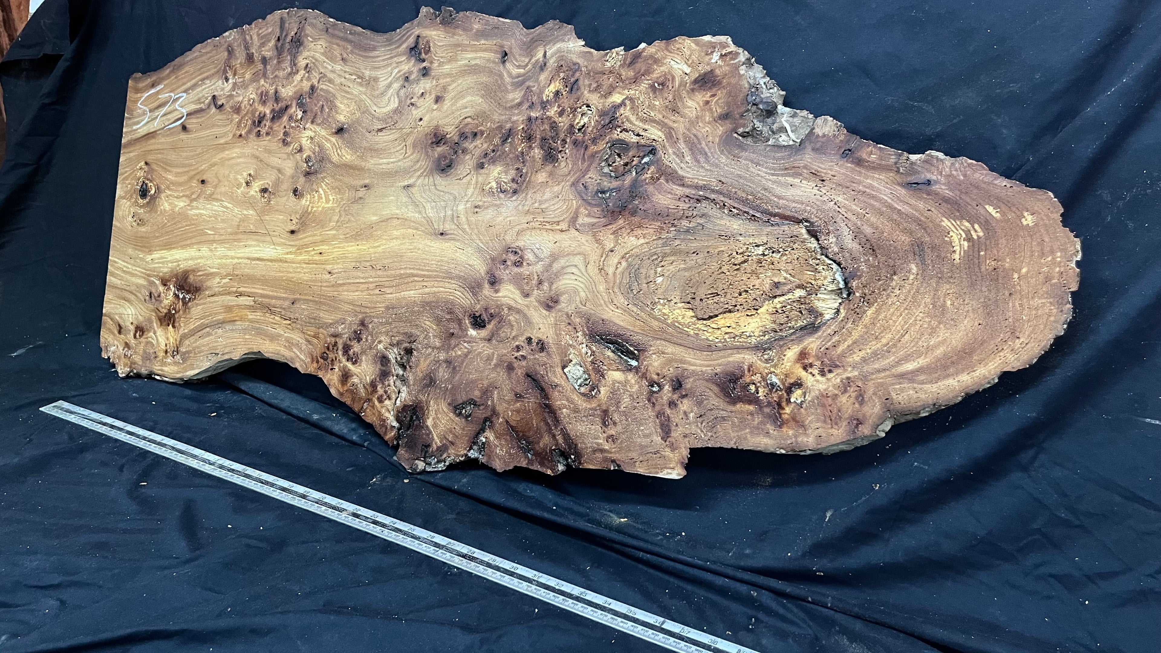 Burr elm rustic table top, 1255 L x 513 W x 45 D mm    (mt573)