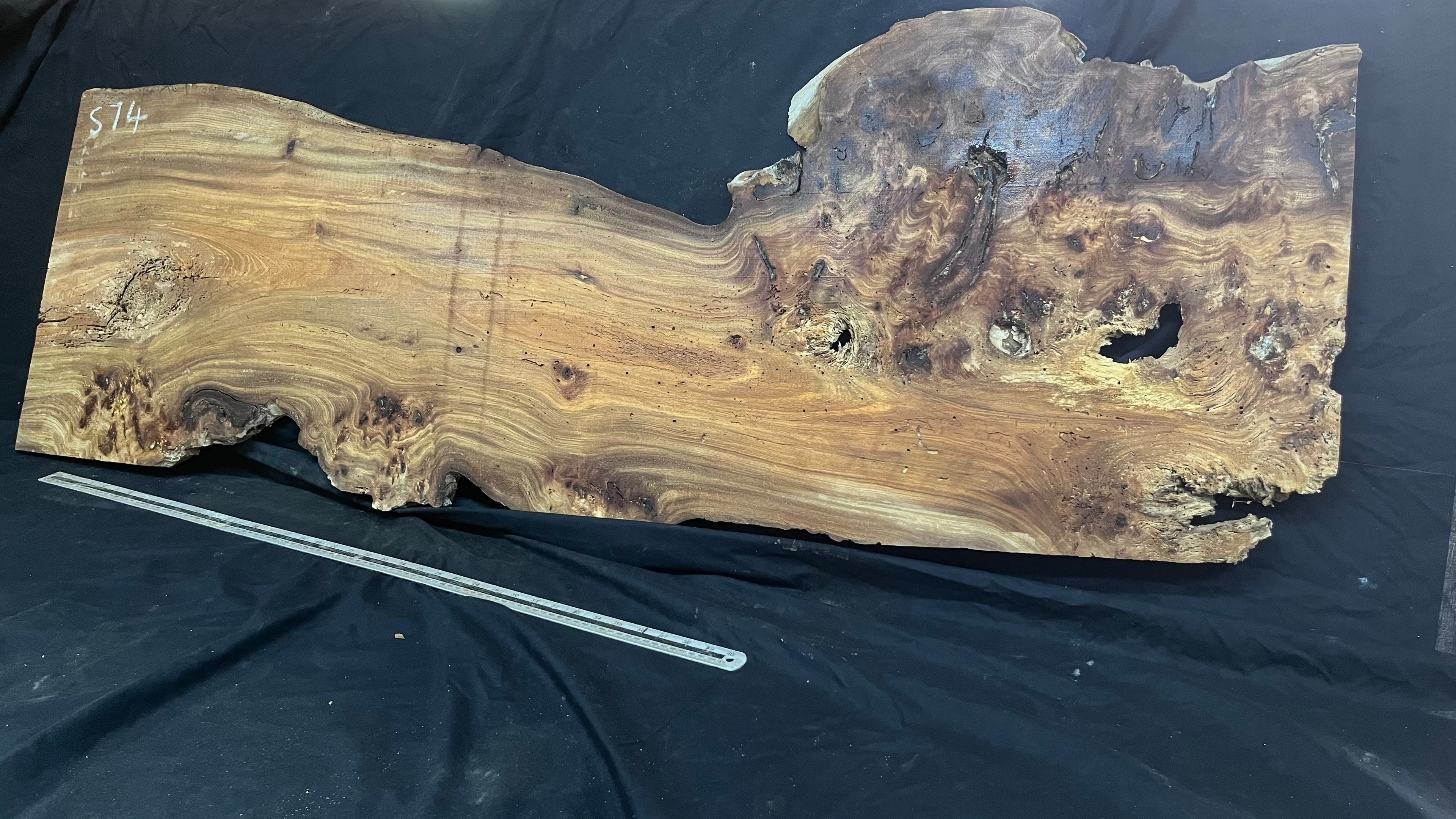 Burr elm rustic table top, 1600 L x 514 W x 25 D mm    (mt574)