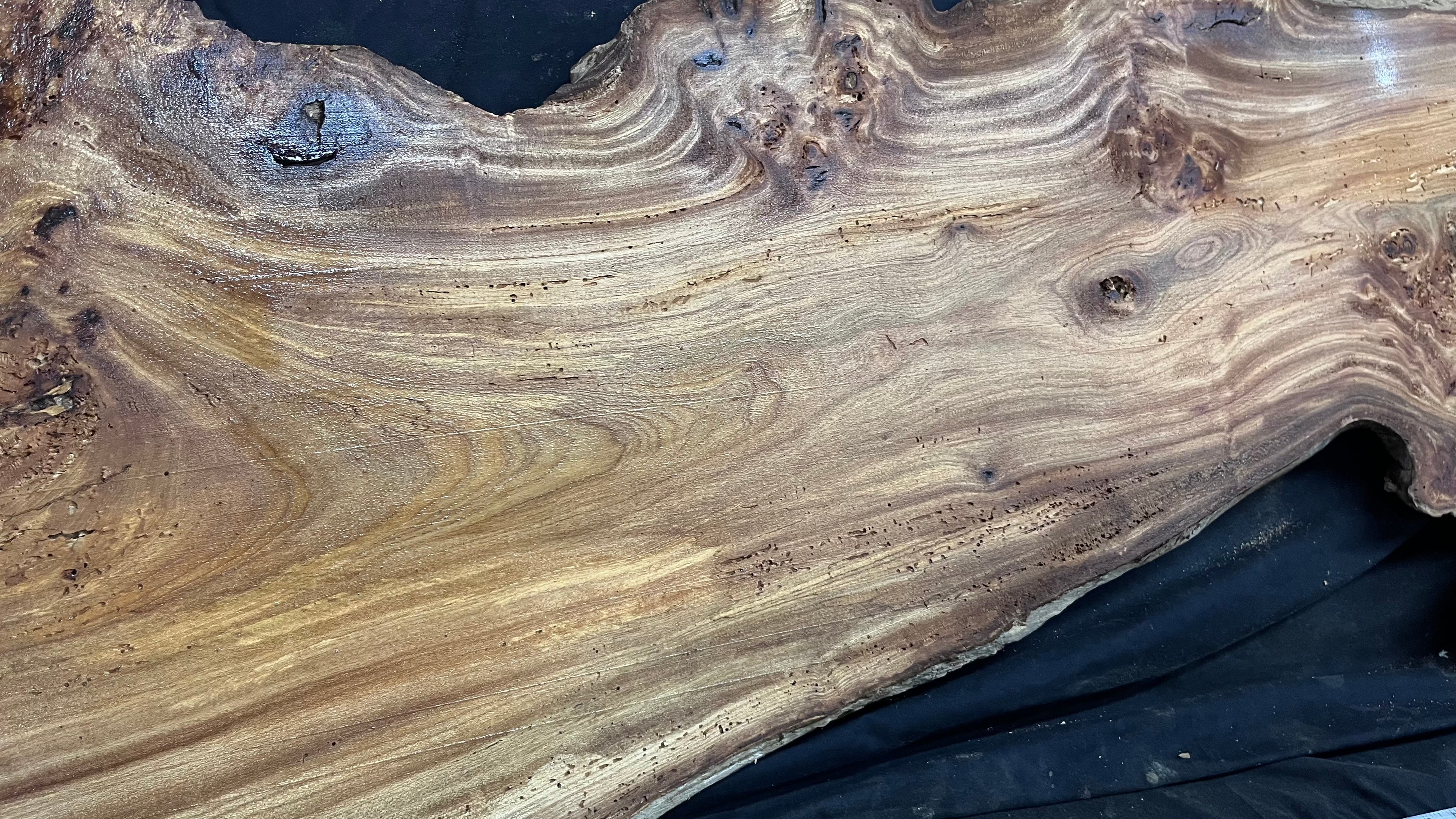 Burr elm rustic table top, 1600 L x 514 W x 25 D mm    (mt574)