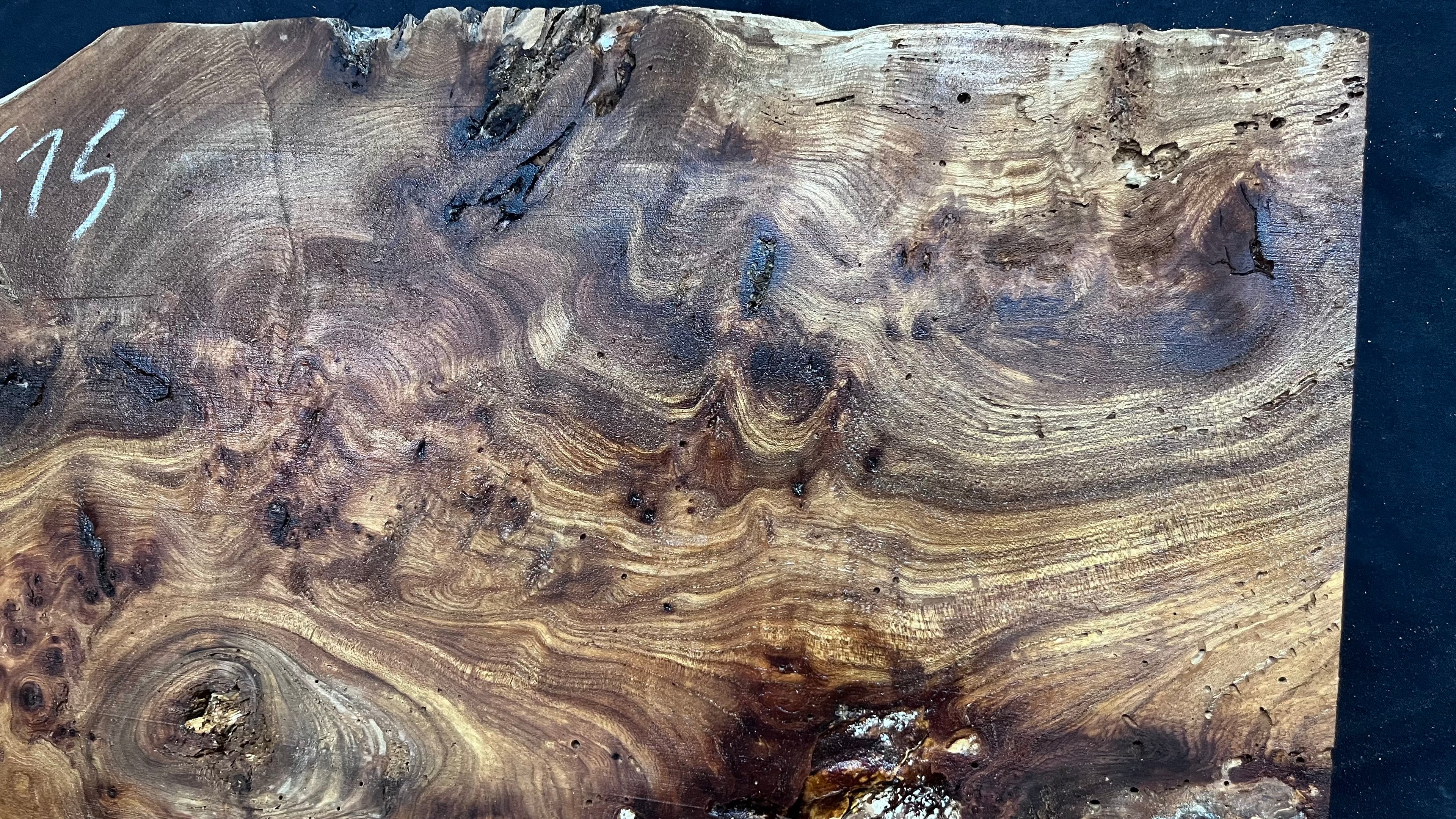 Burr elm rustic table top, 750 L x 540 W x 36 D mm    (mt575)