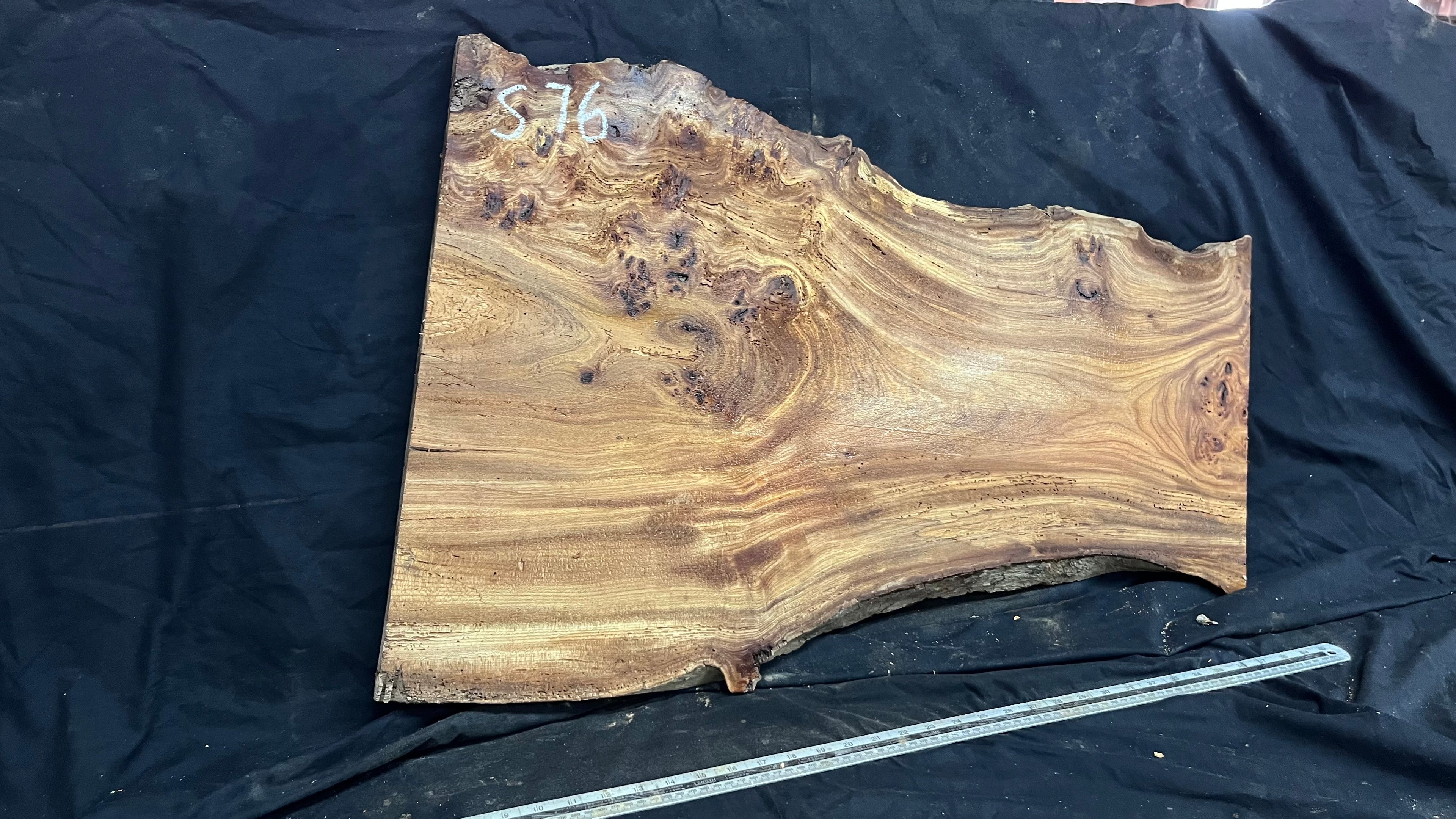 Burr elm rustic table top, 856 L x 550 W x 35 D mm    (mt576)