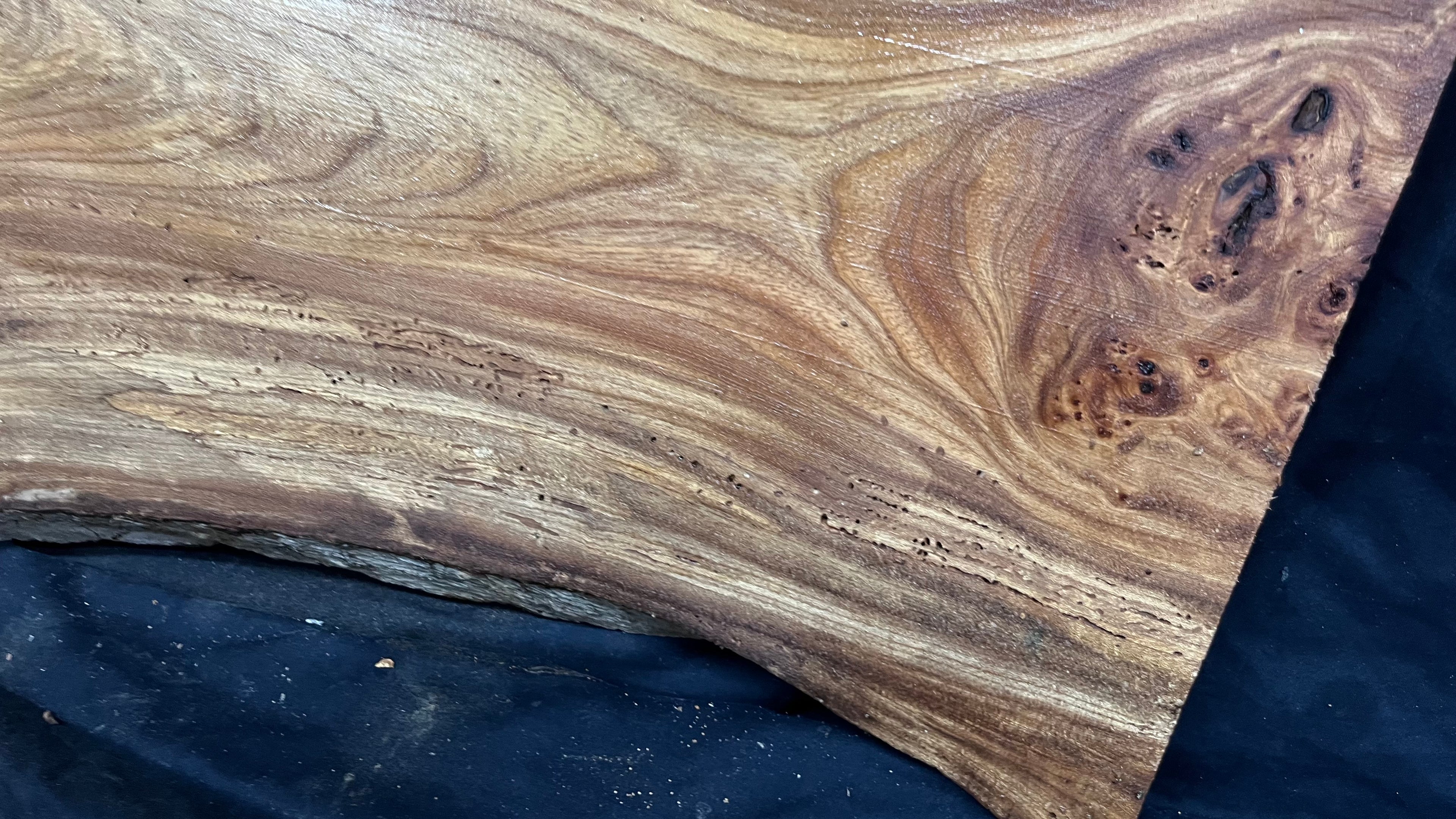 Burr elm rustic table top, 856 L x 550 W x 35 D mm    (mt576)