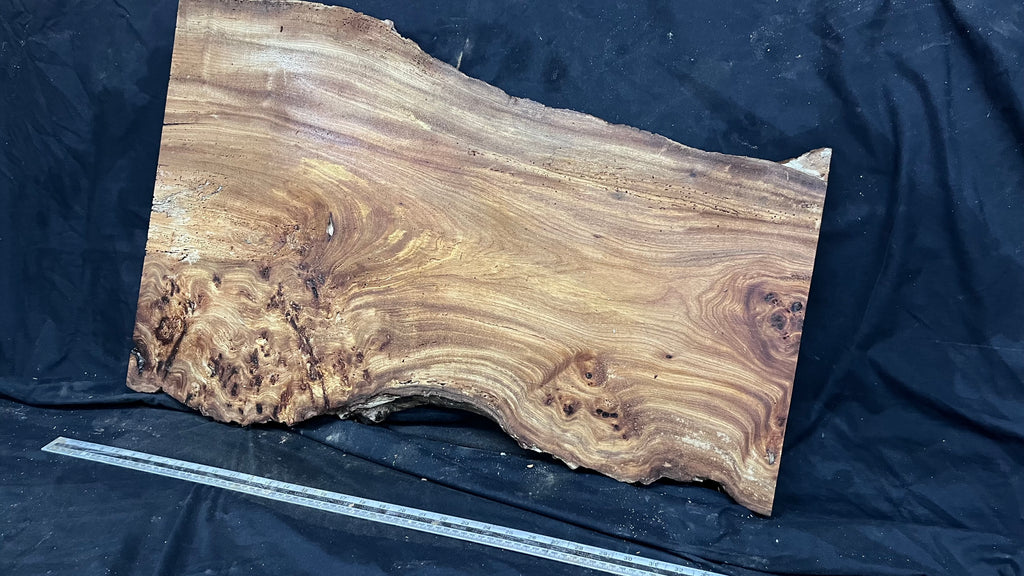 Burr elm rustic table top, 856 L x 550 W x 35 D mm    (mt576)