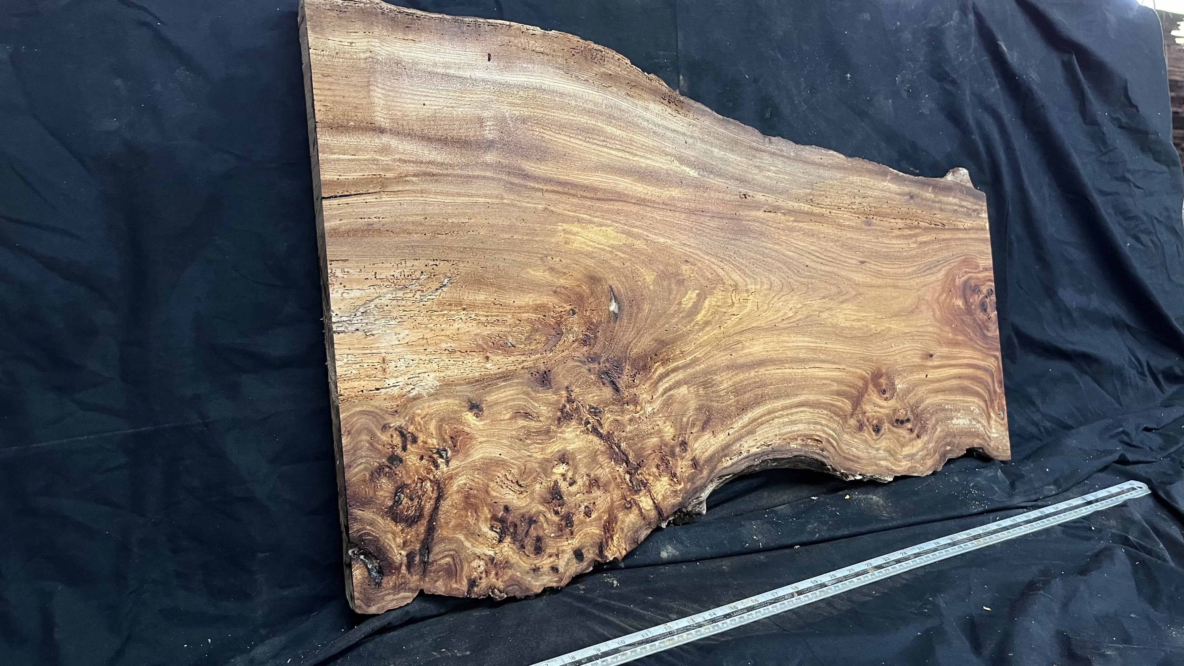 Burr elm rustic table top, 856 L x 550 W x 35 D mm    (mt576)