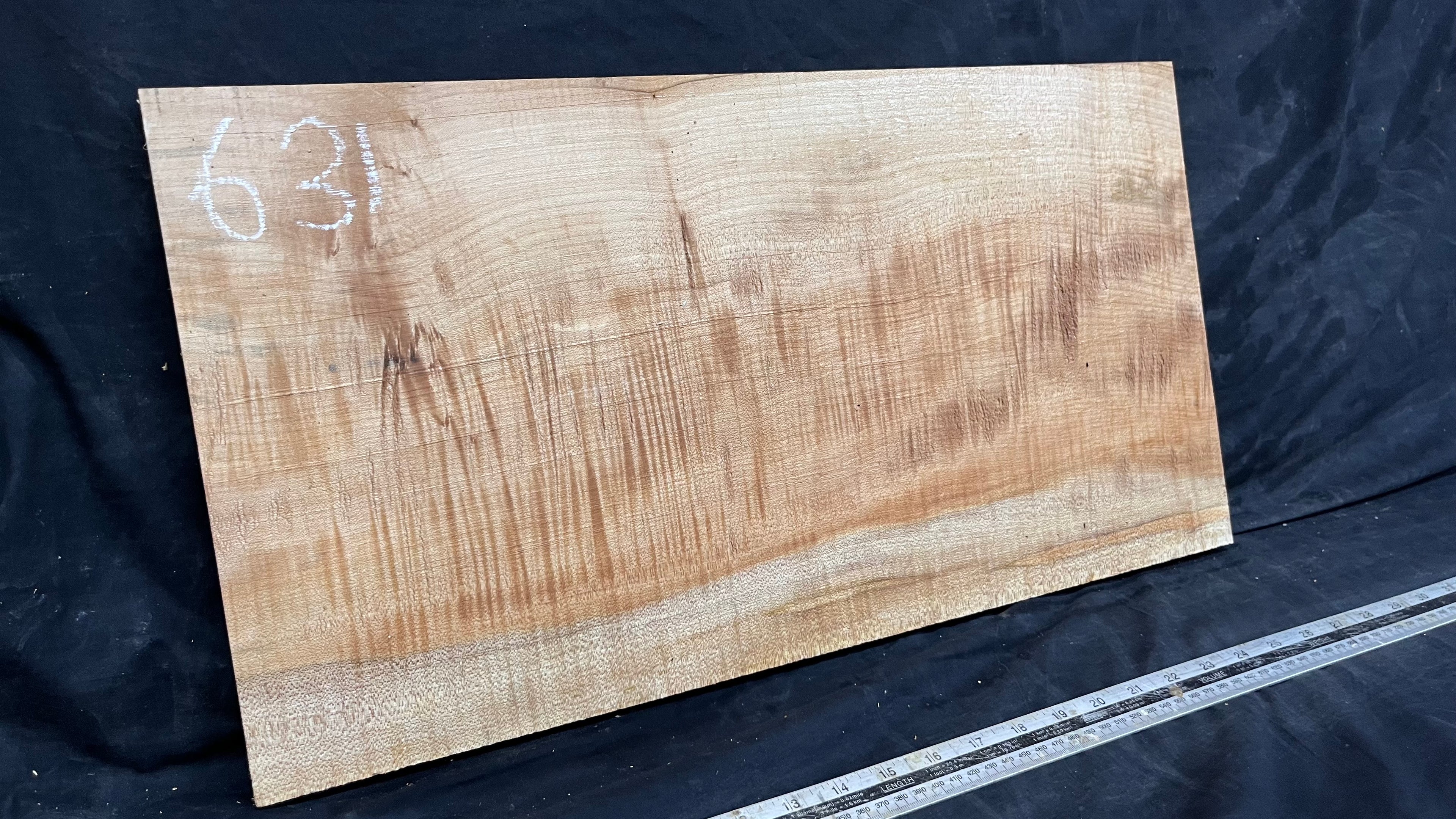 Rippled sycamore tone wood, guitar drop top 575 L x 306 W x 20 D mm     (631)