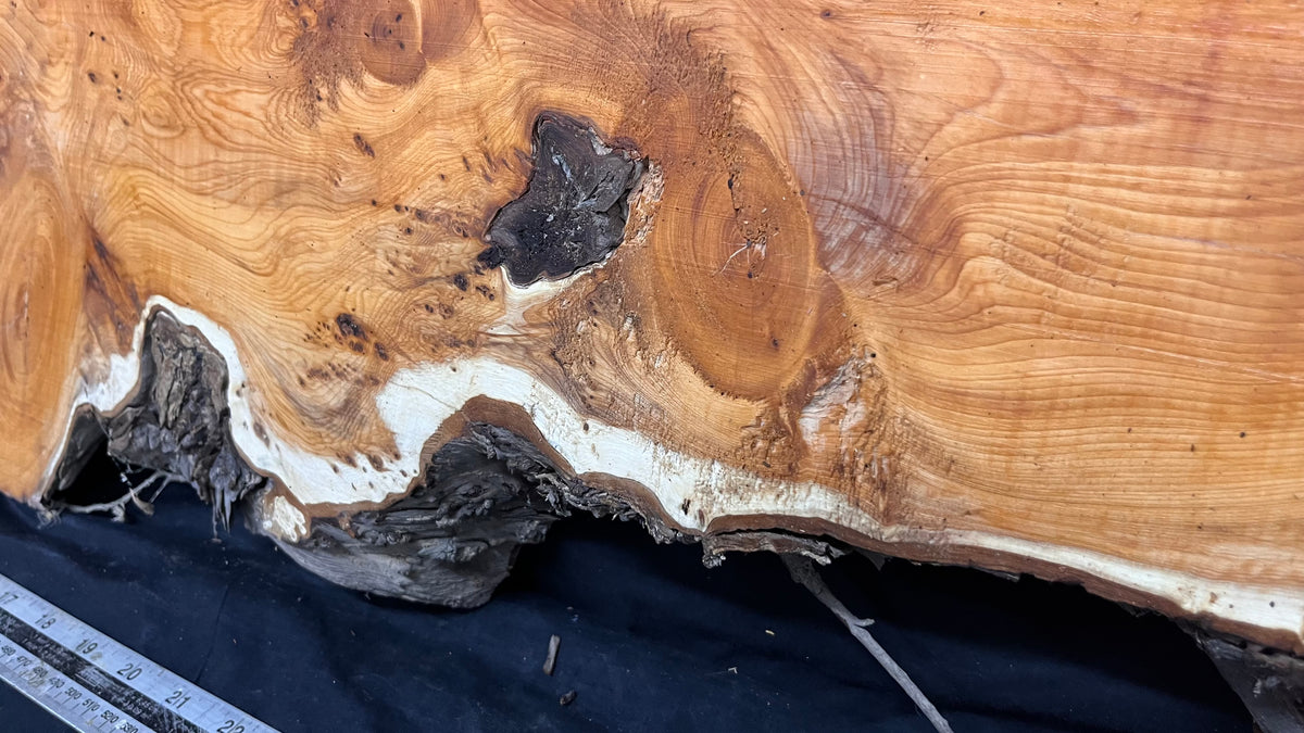 Coffee table top, yew, slab, board 908 L x 364 W x 46 D mm    (786)