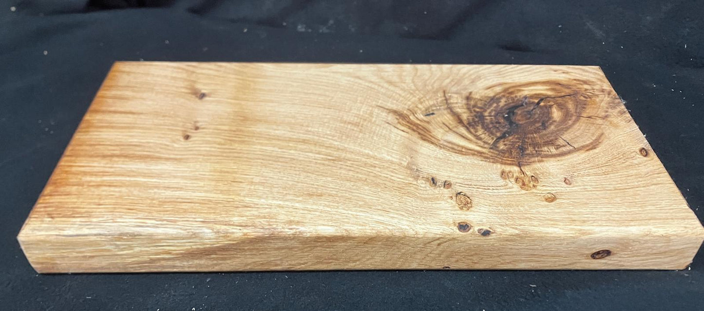 Medium size oak hardwood chopping board  (914)