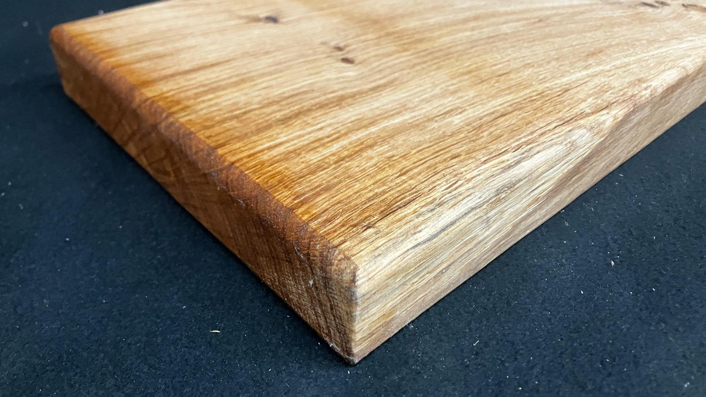 Medium size oak hardwood chopping board  (914)
